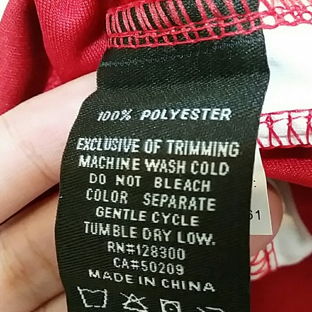 NWT. Women's  red/white athletic top. XL. - Picture 6 of 7